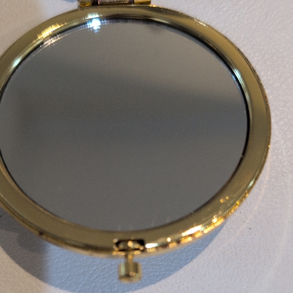 just 4 Jenn. Shipping  +++++Chic Gold and Black Compact Mirror - Picture 4 of 5